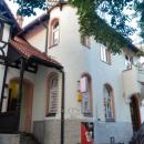 Al. Niepodległości, budynek nr 6, wieżyczka zasłonięta gałęziami