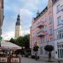 Ul. Stefana Żeromskiego, budynek nr 2, w tle wieża ratusza